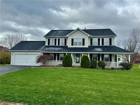25 Crispin Ct, Greece, NY 14612