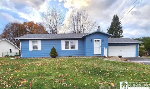 5 Reese Pkwy, Pomfret, NY 14063