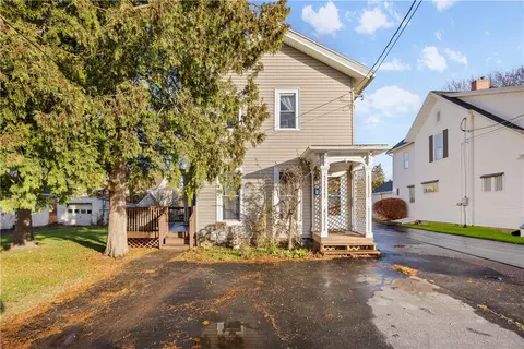 17 Jackson St, Lyons, NY 14489