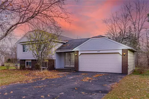 207 Darla Dr, Brockport, NY 14420
