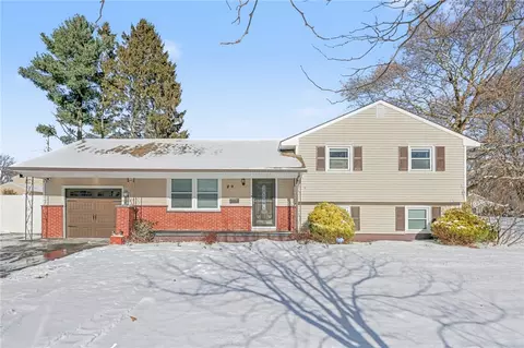 89 Picturesque Dr, Greece, NY 14616