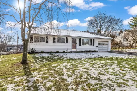 17 Overlook Dr, Parma, NY 14468