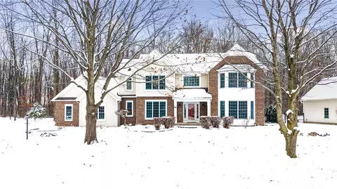 36 Sunleaf Dr, Penfield, NY 14526