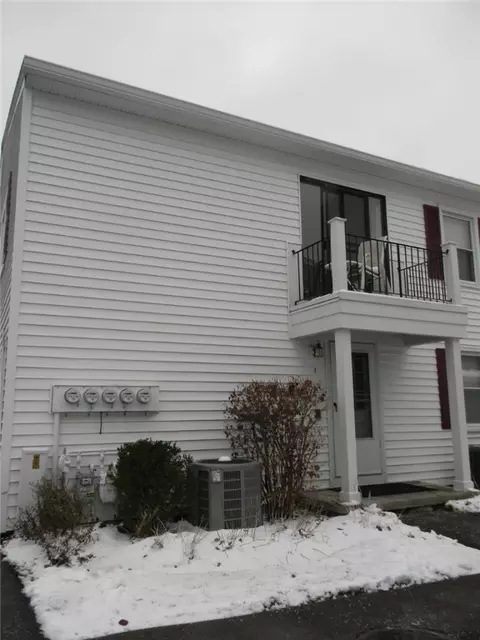 7 Falcon Ln W, Perinton, NY 14450