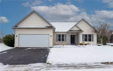 18 Peaceful Harbor Ln, Webster, NY 14580