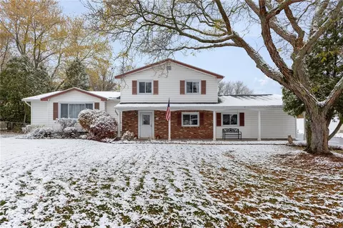 27 Marr Dr, Pittsford, NY 14534