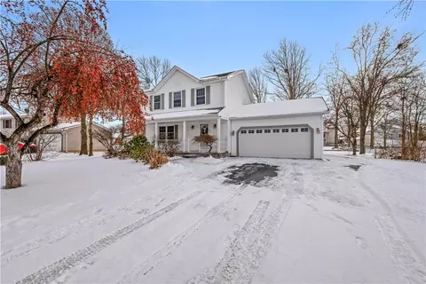 25 Tearose Meadow Ln, Brockport, NY 14420