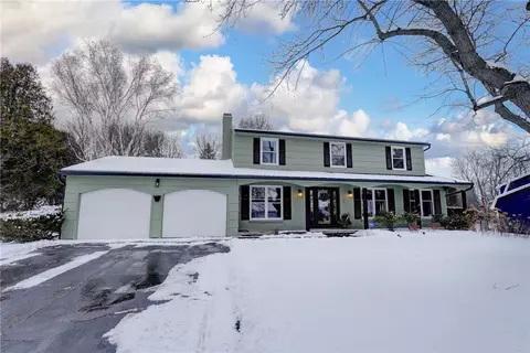 27 Crestview Dr, Pittsford, NY 14534