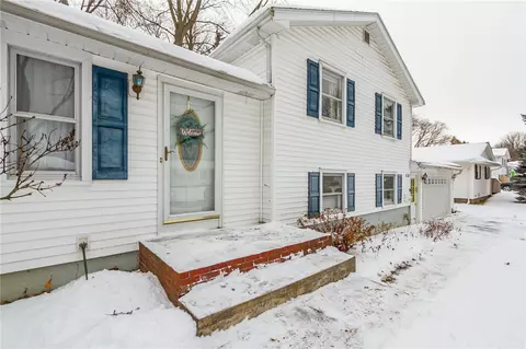 131 Meadow Cir, Irondequoit, NY 14609 photo 3