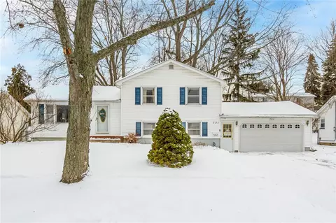 131 Meadow Cir, Irondequoit, NY 14609