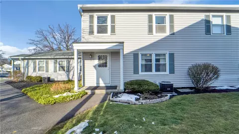 5 Arrowhead Way S, Perinton, NY 14450