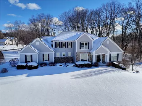 7619 Arbor Glen Dr, Victor, NY 14564