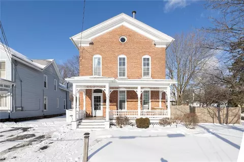 41 Holley St, Lyons, NY 14489