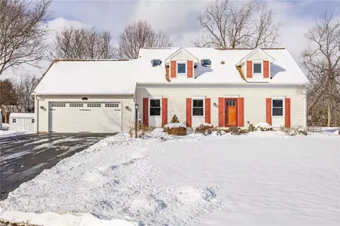 17 Laurelcrest Dr, Ogden, NY 14559