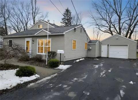 181 Iroquois St, Webster, NY 14580