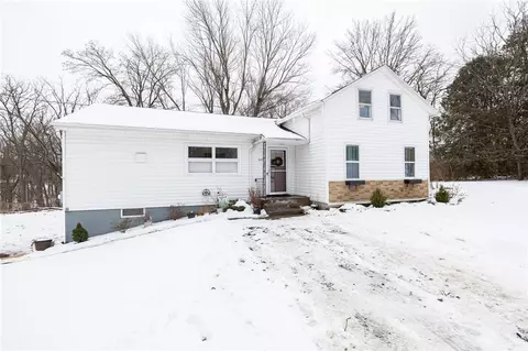 6071 Pannell Rd, Farmington, NY 14425