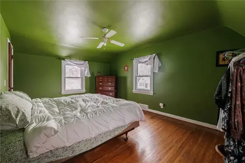 Bedroom - 166 Thorncliffe Dr, Irondequoit, NY 14617 photo 2 of 8