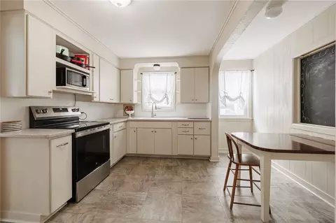 Kitchen - 166 Thorncliffe Dr, Irondequoit, NY 14617 photo 2 of 3