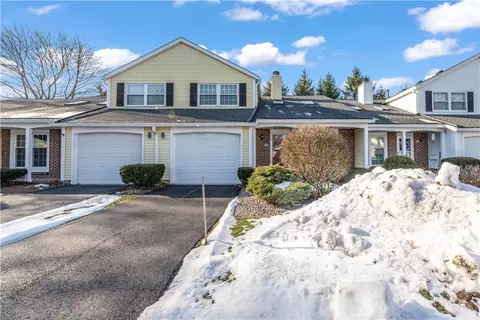 40 Old Stone Ln, Greece, NY 14615
