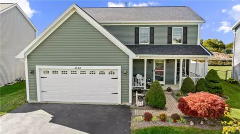 1544 Meadowbrook Ln, Farmington, NY 14425