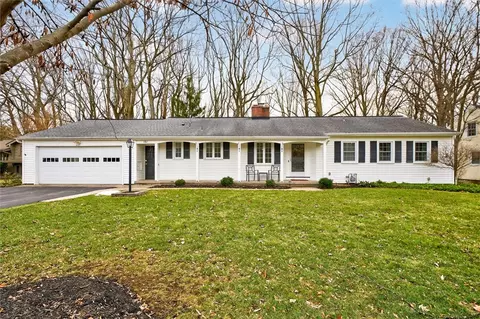 161 Nob Hl, Irondequoit, NY 14617