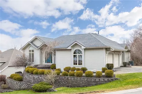 220 Bayhill Ln, Irondequoit, NY 14609
