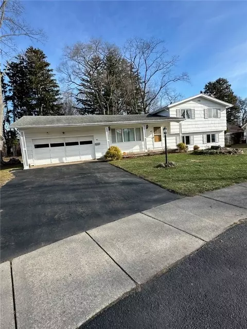 40 Flagstaff Dr, Irondequoit, NY 14622
