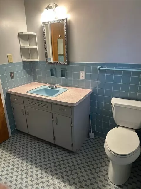 Bath - 40 Flagstaff Dr, Irondequoit, NY 14622 photo 3 of 5
