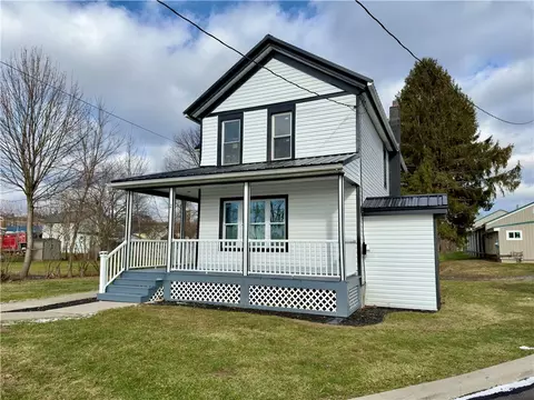 2 Elm St, Lyons, NY 14489