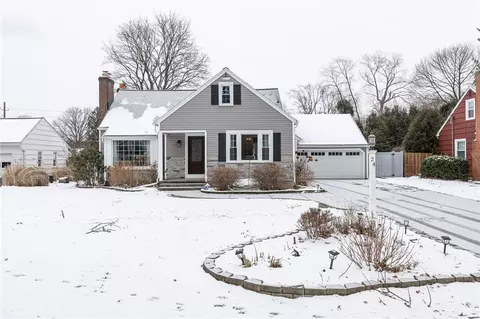 24 Woodcrest Dr, Rochester, NY 14625