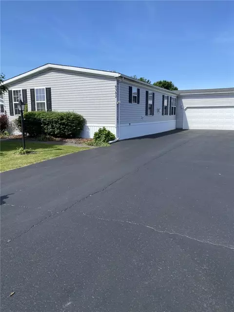 6382 Roberts Dr, Victor, NY 14564
