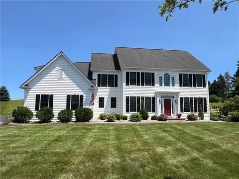 7 Pepperwood Ct, Pittsford, NY 14534