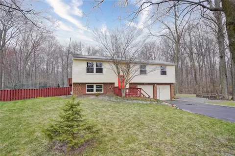 858 Bridle Ln, Webster, NY 14580