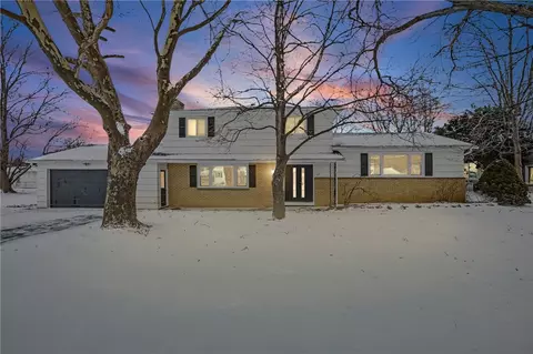 22 Shadywood Dr, Gates, NY 14606