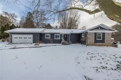 15 Trowbridge Trl, Pittsford, NY 14534
