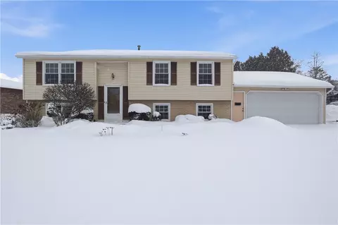 95 Spring Tree Ln, Greece, NY 14612