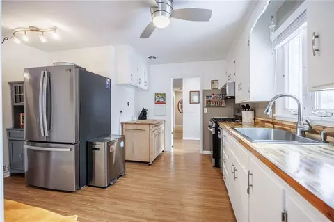 Kitchen - 419 Brookview Dr, Irondequoit, NY 14617 photo 2 of 4
