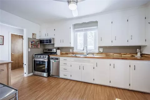 Kitchen - 419 Brookview Dr, Irondequoit, NY 14617 photo 3 of 4