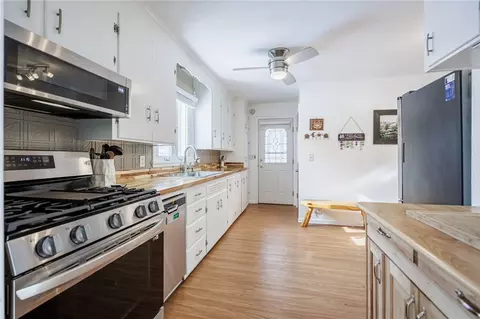 Kitchen - 419 Brookview Dr, Irondequoit, NY 14617 photo 4 of 4