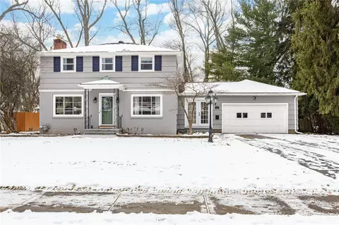 121 Wyndham Rd, Irondequoit, NY 14609