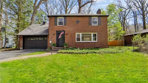 288 Oakridge Dr, Irondequoit, NY 14617