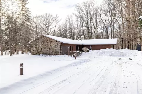 121 Hinkleyville Rd, Parma, NY 14559
