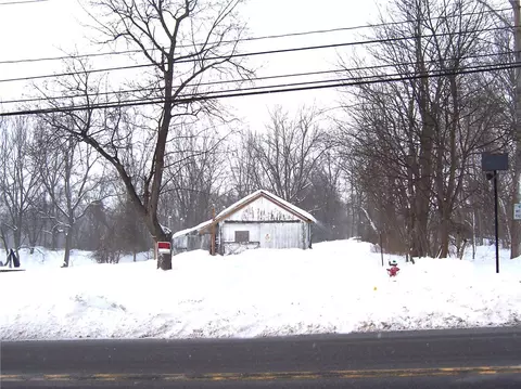 82 State St, Murray, NY 14470
