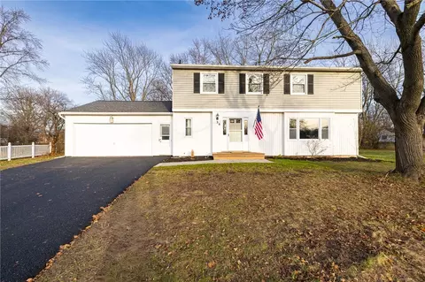 36 Round Hill Rd, Henrietta, NY 14467