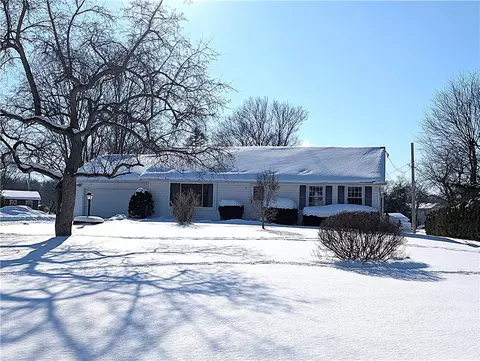 3 Rockford Ln, Perinton, NY 14450