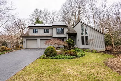 28 Shelter Creek Ln, Perinton, NY 14450