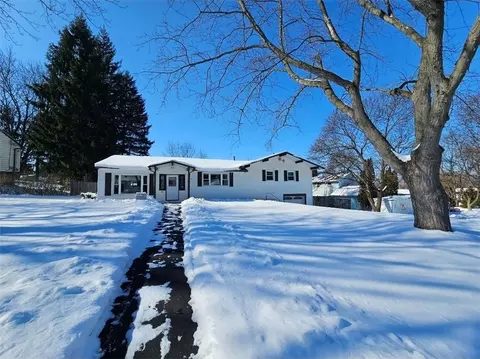 9 Post Hill Dr, Rochester, NY 14623