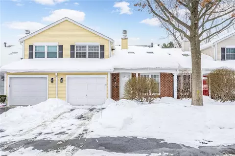 7 Old Pine Ln, Greece, NY 14615