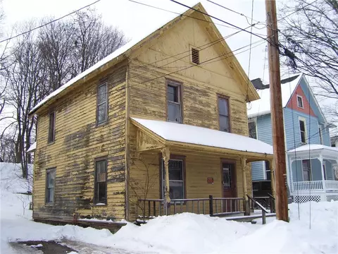 11 Taylor St, Oxford, NY 13830