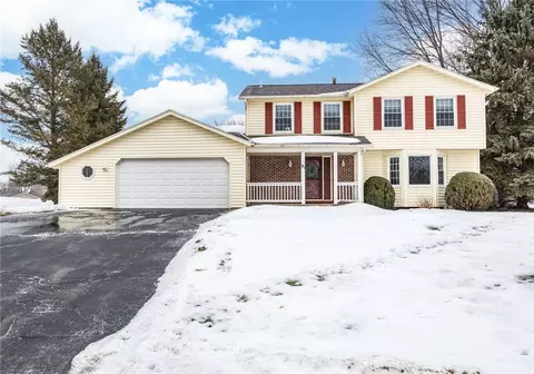 81 Woodedge Ln, Greece, NY 14626